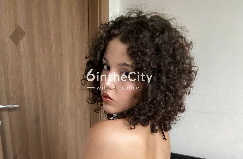 Curlia escort in Paris Frankreich