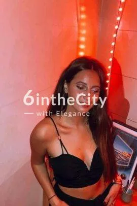 Lea escort in Paris Frankreich